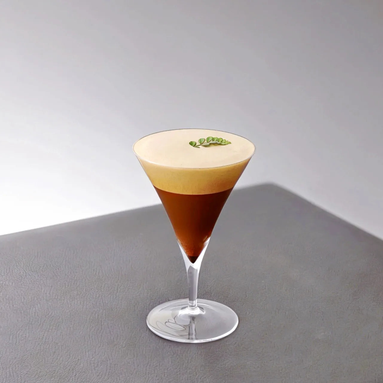 Verre cocktail martini style japonais pied bas triangulaire