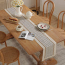 Chemin de table bohème beige motif géométrique pompons