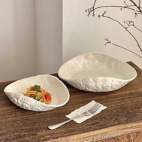 Assiette céramique texturée forme irrégulière ondulée style restaurant