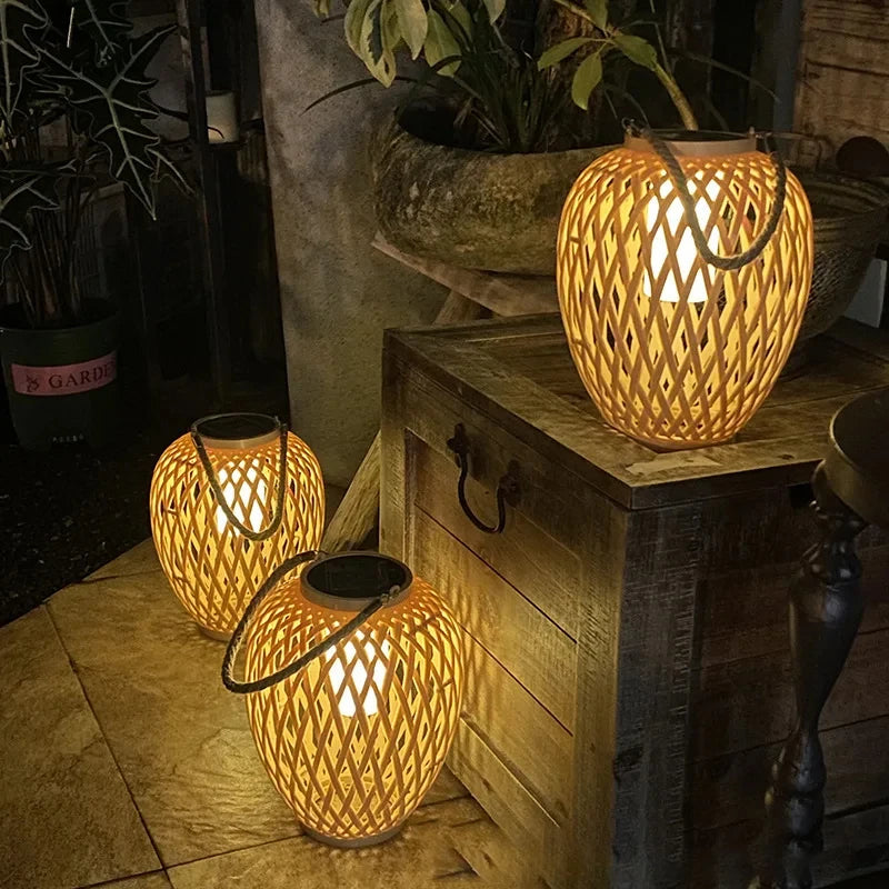 lanterne solaire en rotin pour ambiance extérieure créative