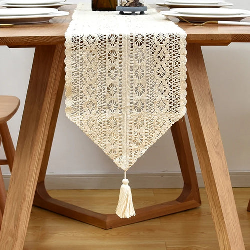 Chemin de table dentelle crochet style vintage pompons