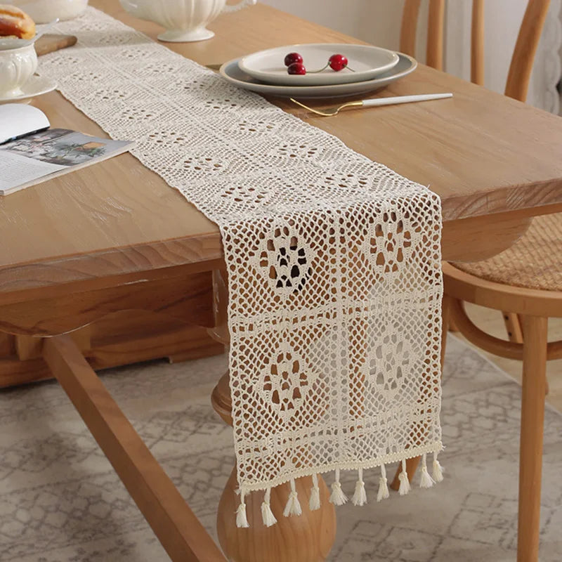 Chemin de table beige dentelle crochet pompons bohème