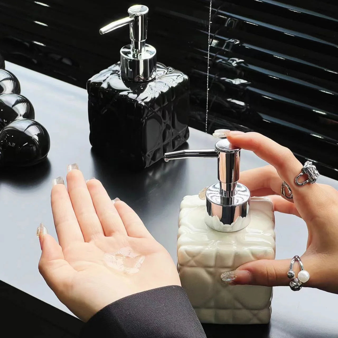 distributeur de shampoing luxe rechargeable pour salle de bain - vue 4 sur 6