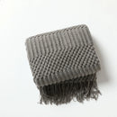 plaid tricot léger à carreaux avec pompons décoratif