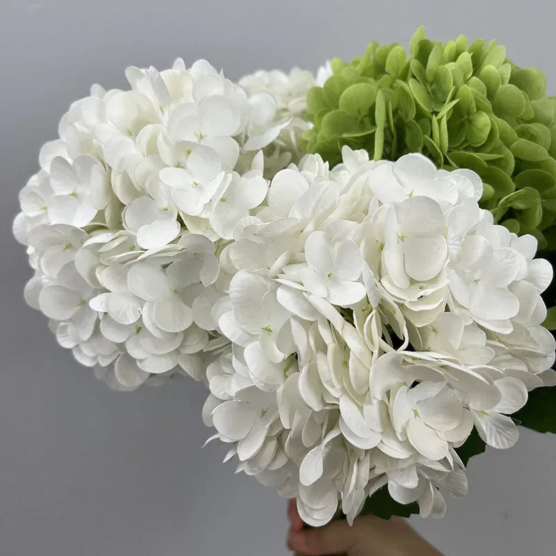 décoration de mariage fleurs artificielles hortensias et roses rouges