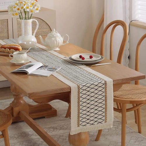 Chemin de table bohème beige motif géométrique pompons