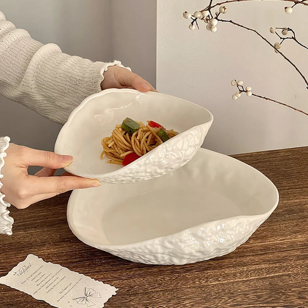 Assiette céramique texturée forme irrégulière ondulée style restaurant - vue 2 sur 5