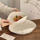 Assiette céramique texturée forme irrégulière ondulée style restaurant
