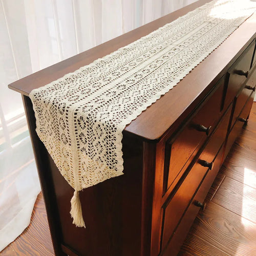 Chemin de table dentelle crochet bohème pompons beige
