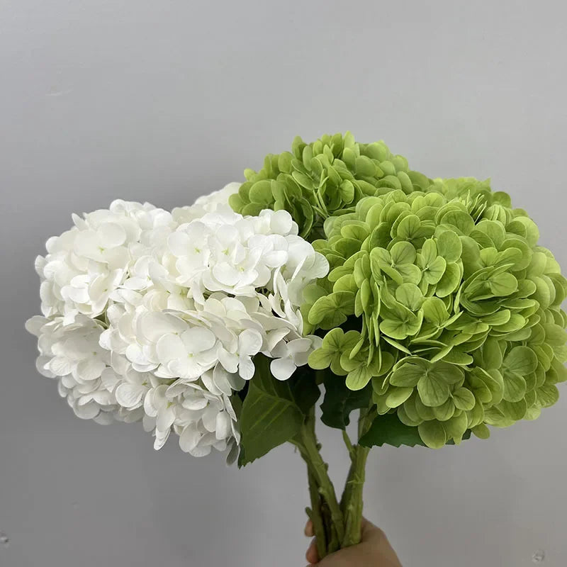 décoration de mariage fleurs artificielles hortensias et roses rouges