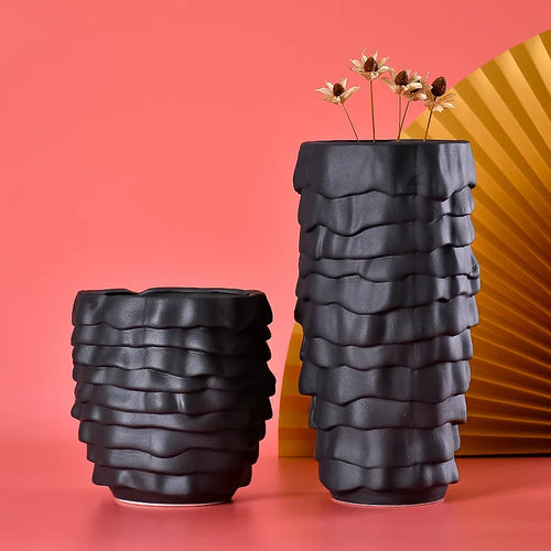 décoration intérieure minimaliste avec vase céramique et fleurs décoratives