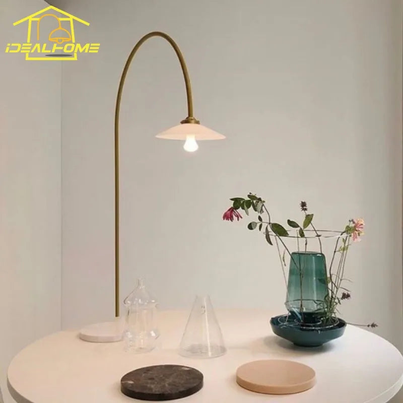 applique murale led rotative au design industriel minimaliste et coloré