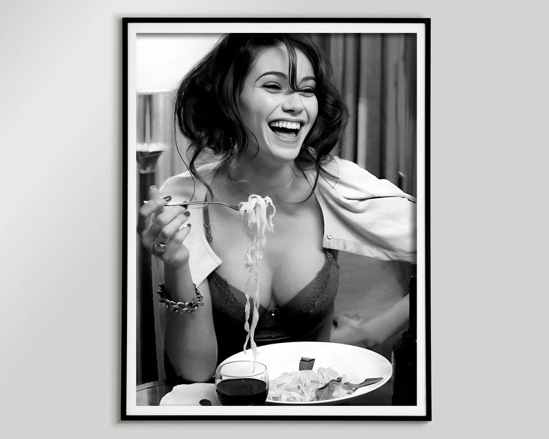 femmes buvant du vin et mangeant des spaghettis affiche décorative