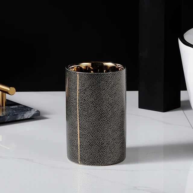 distributeur de savon en céramique et accessoires de salle de bain dorés - vue 10 sur 10