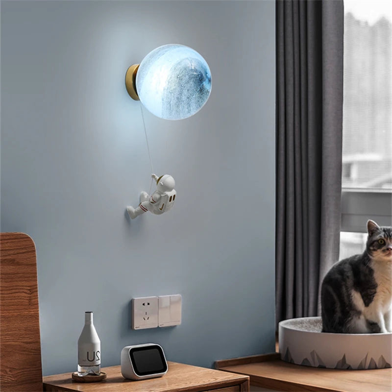 applique murale lune astronaute en cuivre pour garçon - vue 2 sur 10