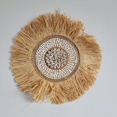 miroir décoratif en raphia et coquillages pour intérieur