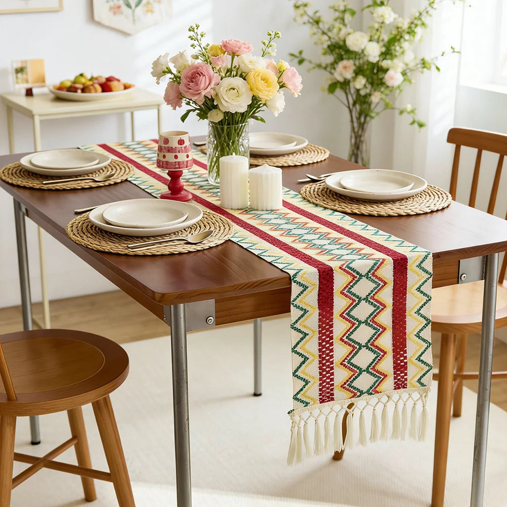 Chemin de table bohème motif aztèque à pompons
