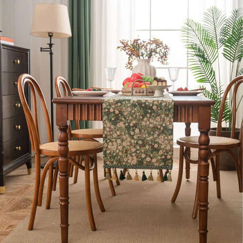 Chemin de table jacquard vert fleurs pompons campagne