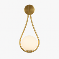 Applique murale design à LED dorée avec boule en verre blanc Shadow