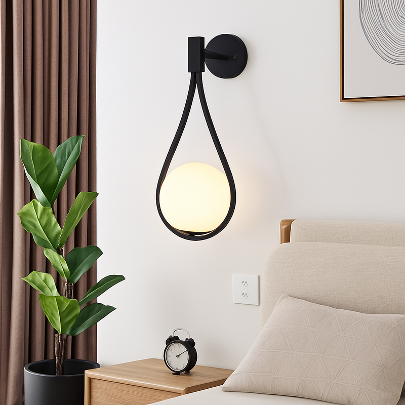 Applique murale design à LED dorée avec boule en verre blanc Shadow