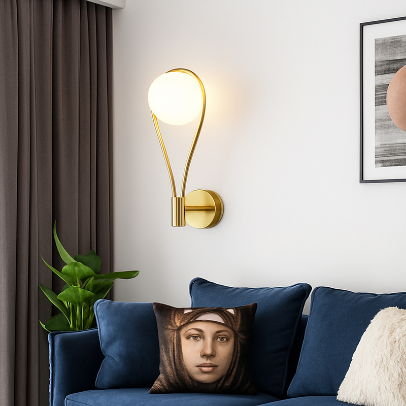 Applique murale design à LED dorée avec boule en verre blanc Shadow