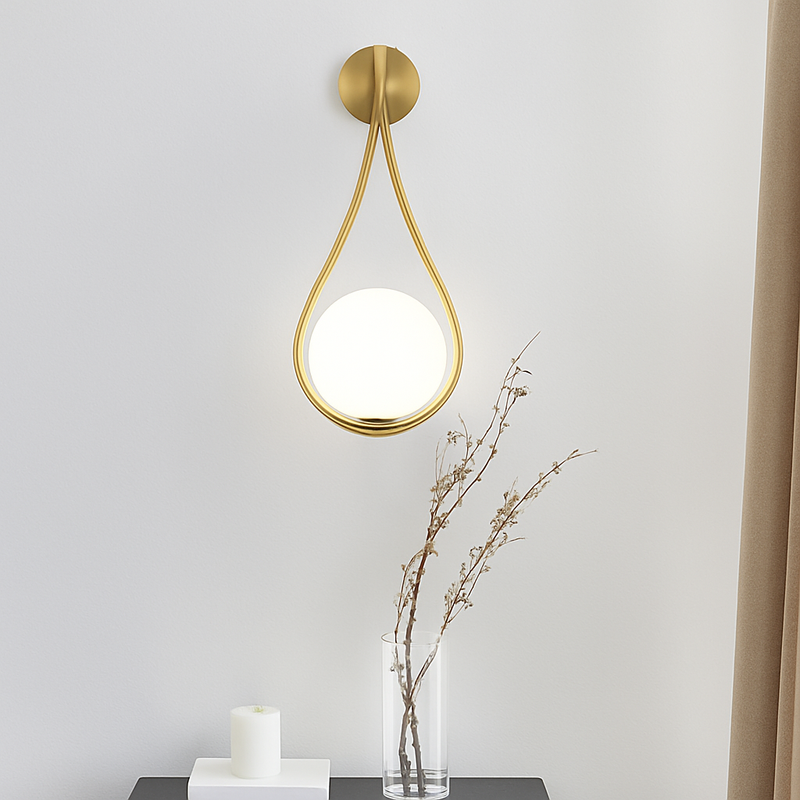 Applique murale design à LED dorée avec boule en verre blanc Shadow