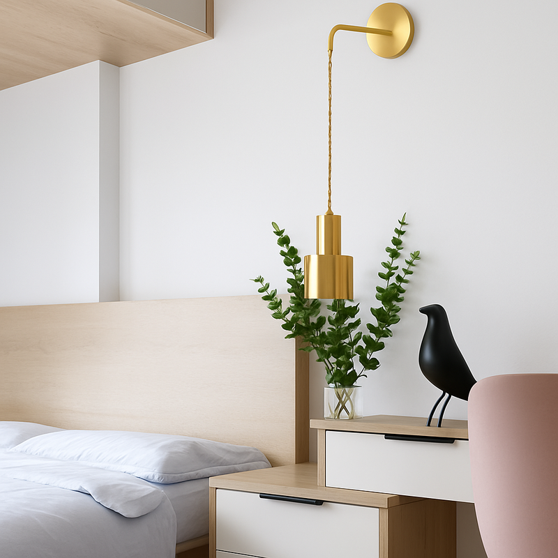 Applique murale dorée avec lampe suspendue