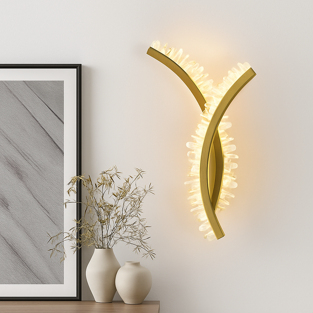 applique murale en cristal naturel et métal doré pour décoration d'ambiance