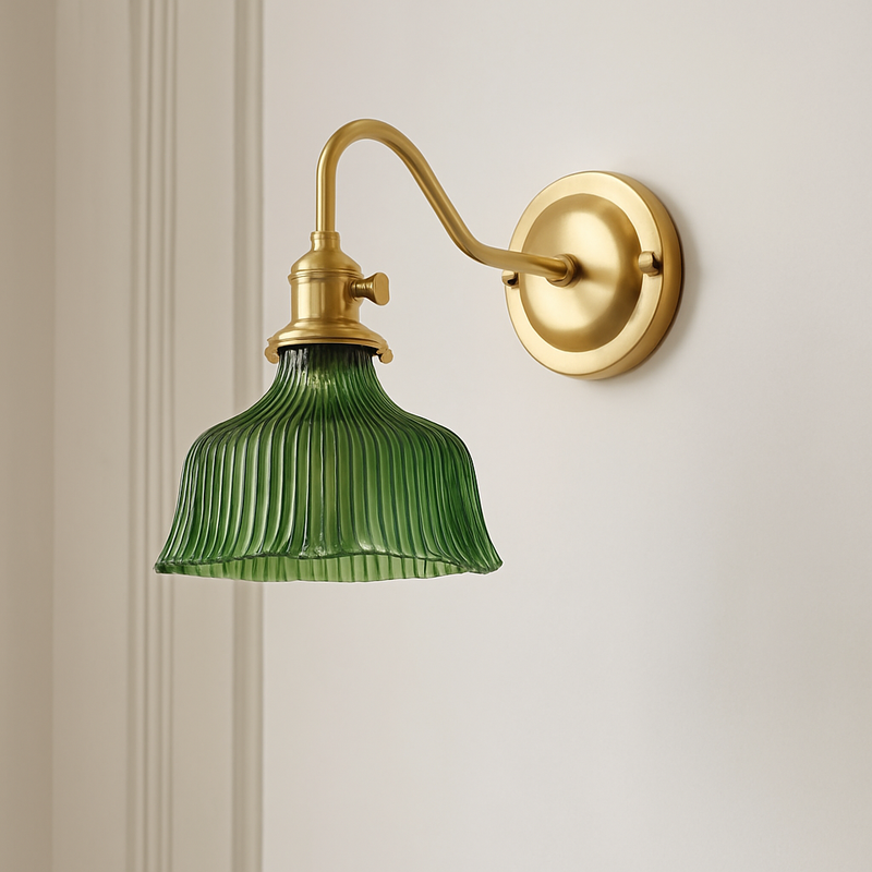 applique murale nordique en laiton avec abat-jour en verre élégant