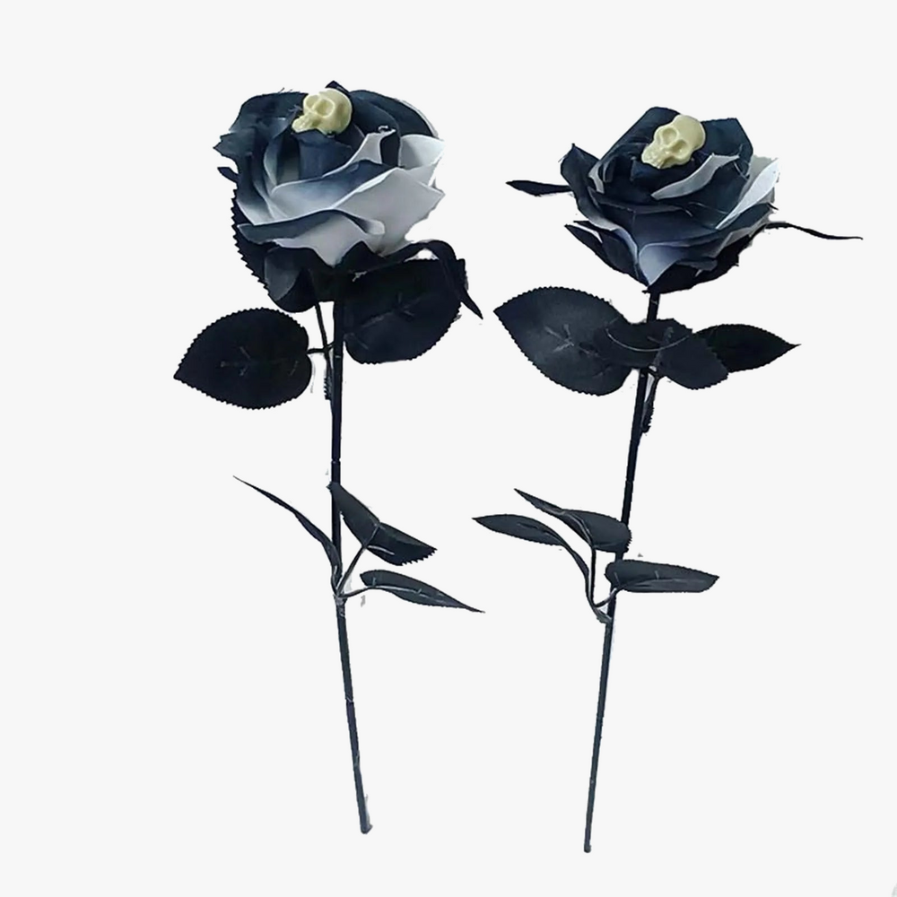 décoration gothique dHalloween avec fleurs artificielles et tête de mort