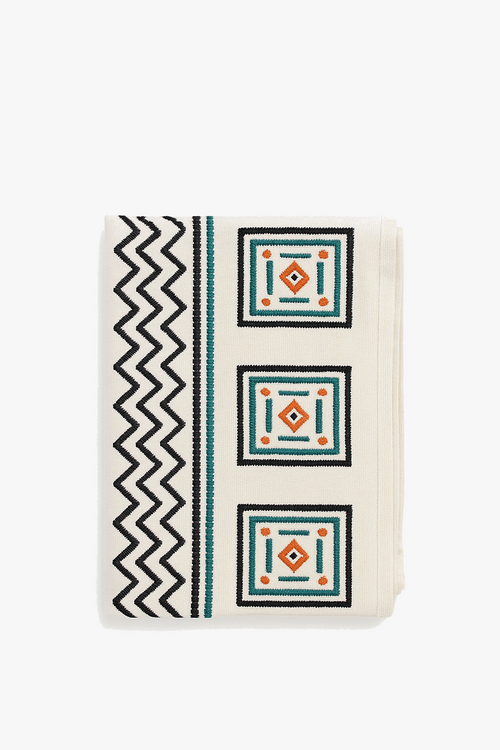nappe-motif-pivoines-style-ins-avec-pompons-d-coratifs-0.png
