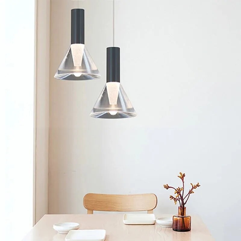 Suspension LED en acrylique conique au design moderne