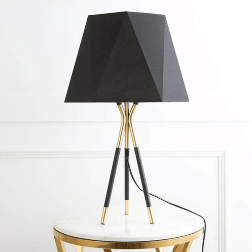 Lampe à poser design à LED en métal et abat-jour triangle style Loft Omi