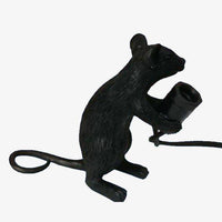 Lampe à poser en forme de souris tenant une lampe