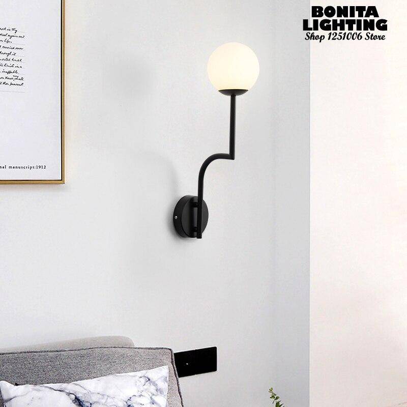 Applique murale design à LED dorée et boule en verre rétro