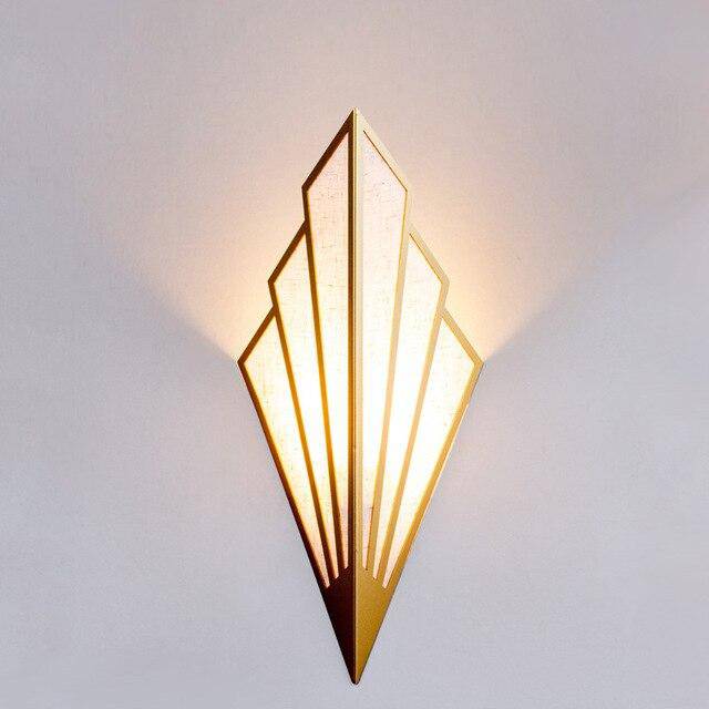 Applique murale design LED en métal de forme triangulaire Bumbee