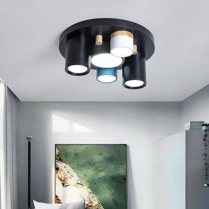 Plafonnier design avec plusieurs spots cylindriques colorés à LED