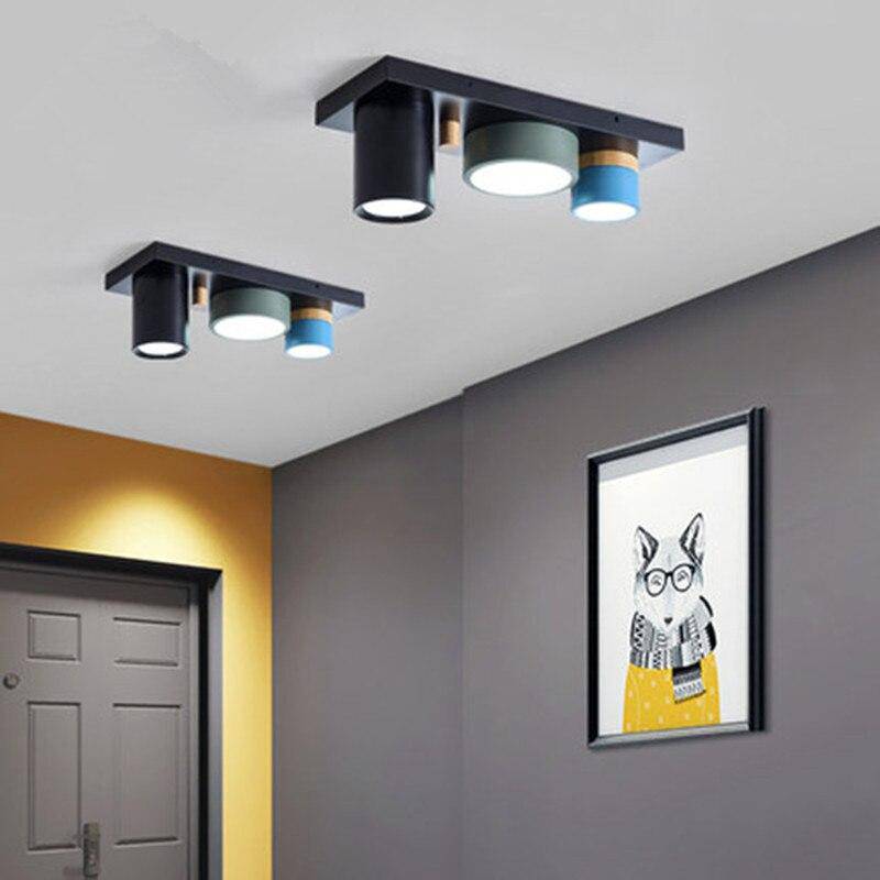 Plafonnier design avec plusieurs spots cylindriques colorés à LED