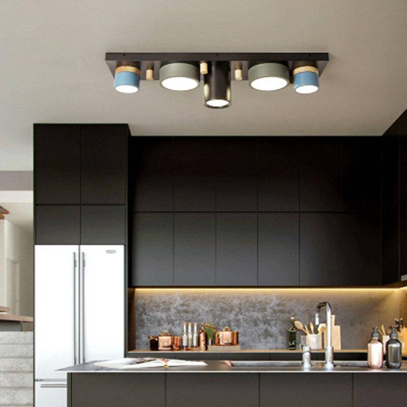 Plafonnier design avec plusieurs spots cylindriques colorés à LED