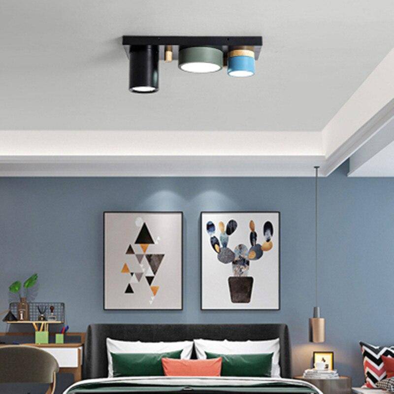 Plafonnier design avec plusieurs spots cylindriques colorés à LED