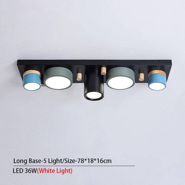 Plafonnier design avec plusieurs spots cylindriques colorés à LED