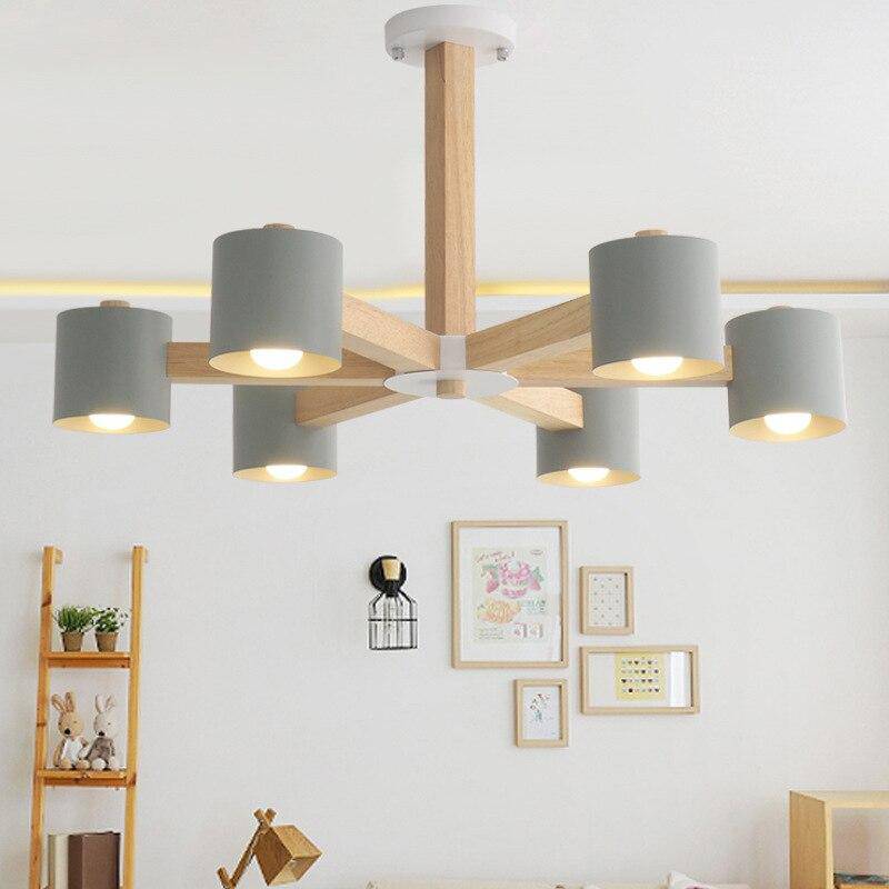 Plafonnier en bois avec plusieurs spots colorés cylindriques