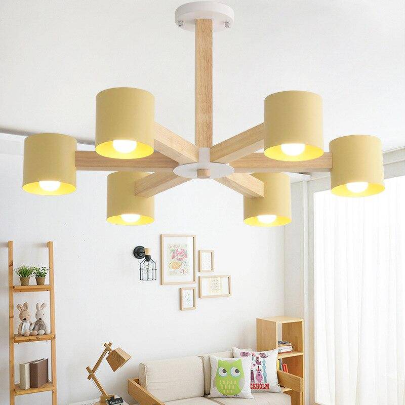 Plafonnier en bois avec plusieurs spots colorés cylindriques
