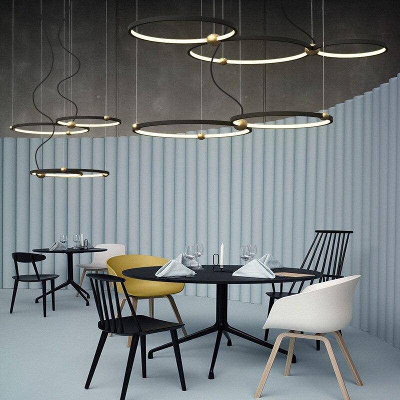 Lustre design à anneaux à LED et boules dorées - vue 4 sur 9