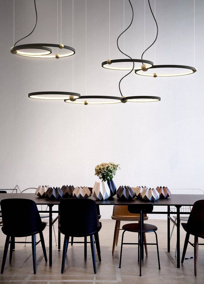 Lustre design à anneaux à LED et boules dorées - vue 5 sur 9