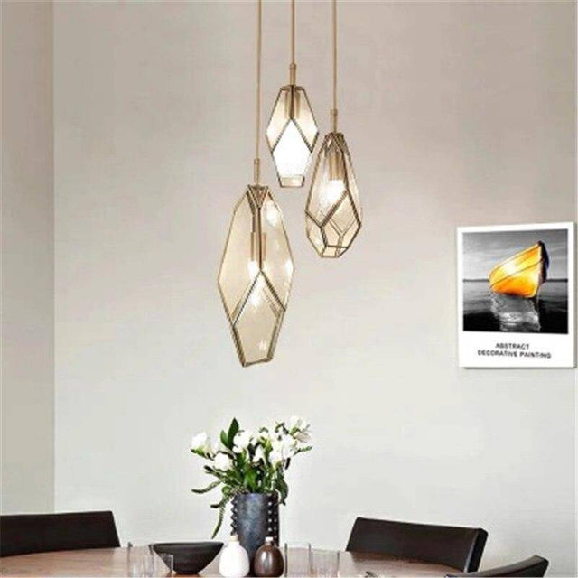 Suspension design dorée en métal et verre de plusieurs formes