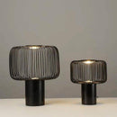 Lampe à poser design à LED avec abat-jour cage arrondie en métal noir