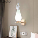 Applique murale design à LED en métal avec abat-jour blanc style Ange