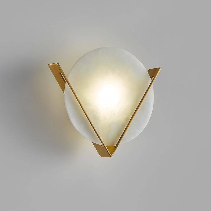 Applique murale design LED avec cercle en marbre et triangle doré