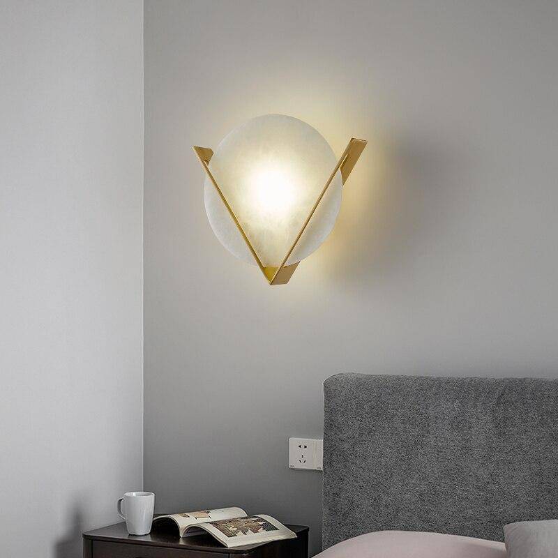 Applique murale design LED avec cercle en marbre et triangle doré